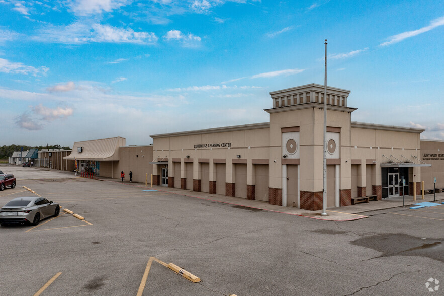 Primary Photo Of 1033 Dixie Dr, Clute General Retail For Lease