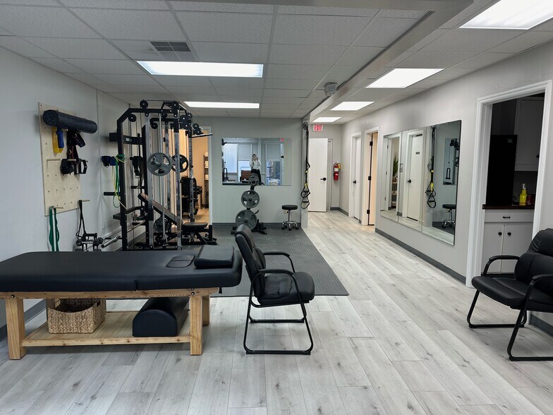 More Photos Of 1401 Applewood Dr, Dalton Medical For Lease
