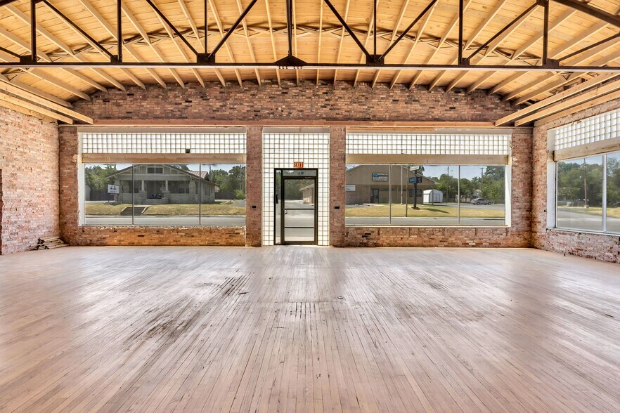 More Photos Of 815 W Broadway St, Ardmore Freestanding For Sale