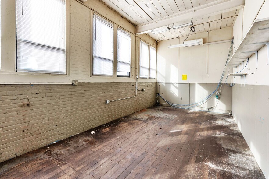 More Photos Of 785 Page Blvd, Springfield Light Manufacturing For Sale