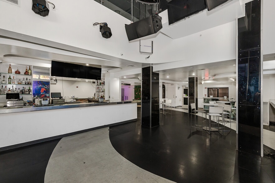 More Photos Of 145 SW 1st Ave, Fort Lauderdale Bar For Lease
