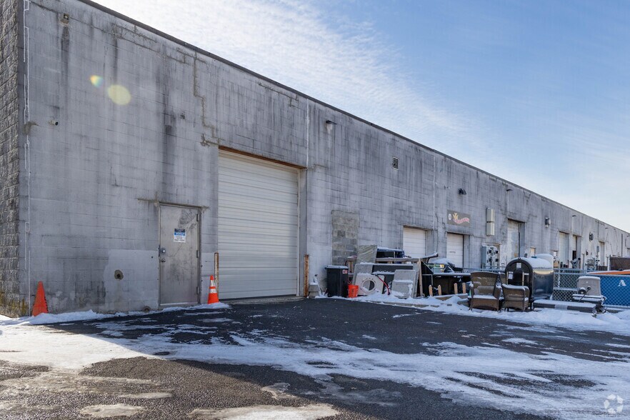 More Photos Of 2231 Fifth Ave, Ronkonkoma Warehouse For Lease