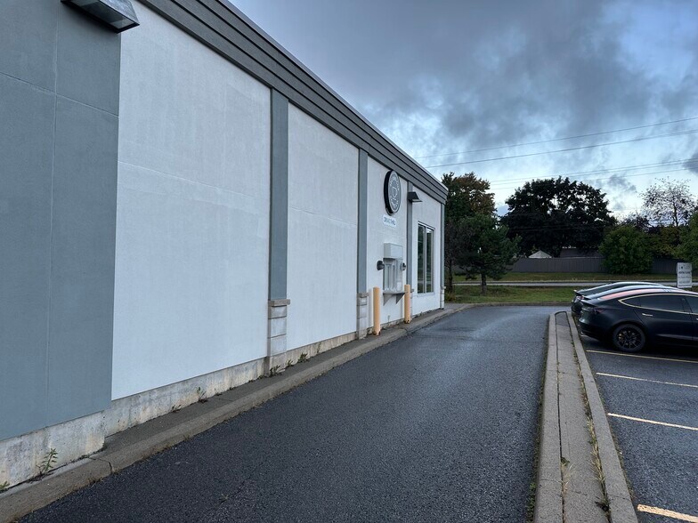 More Photos Of 486 Hazeldean Rd, Ottawa Freestanding For Sale