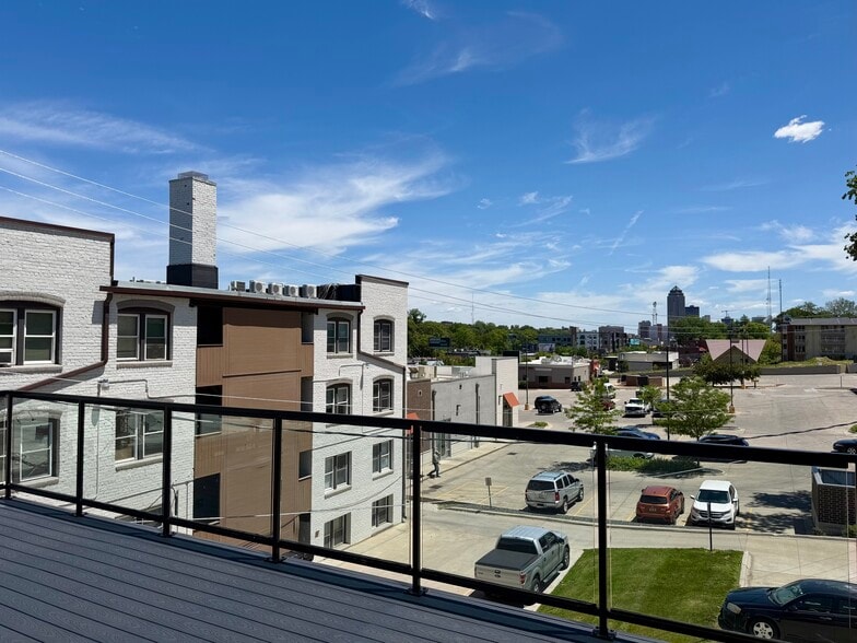 More Photos Of 515 28th St, Des Moines Storefront For Lease