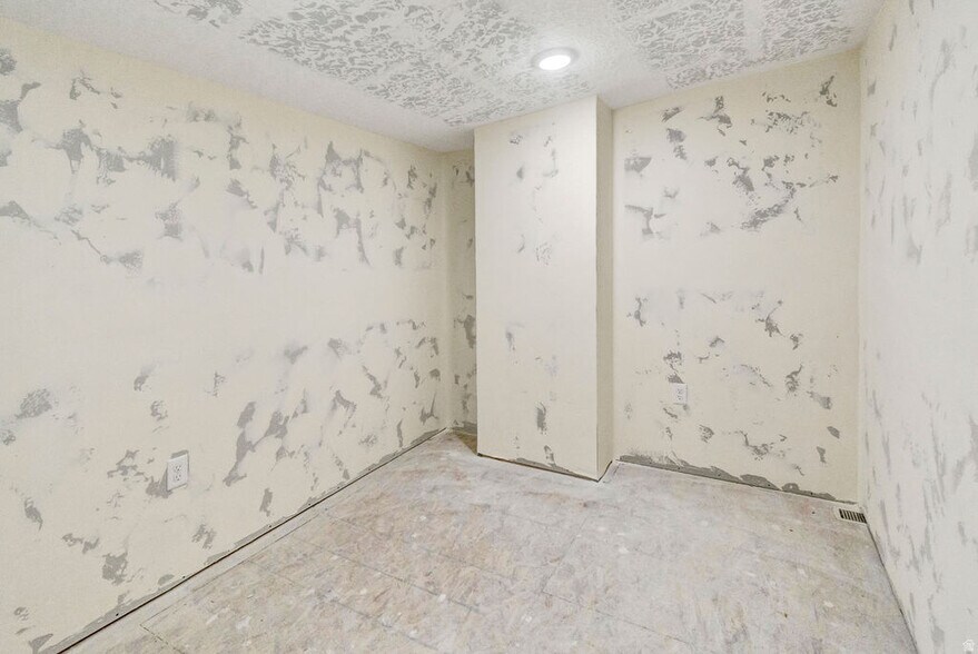 More Photos Of 46 S Center St, Elsinore Industrial For Sale