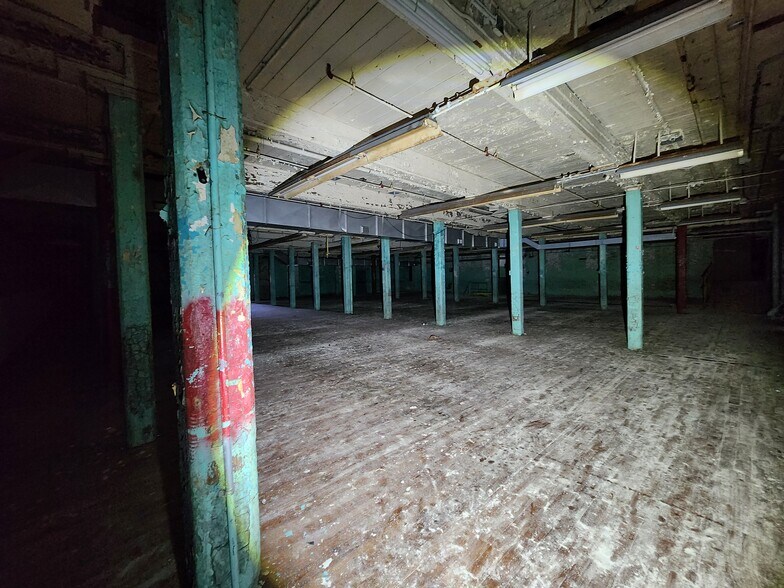 More Photos Of 20th AVE, Valley Light Manufacturing For Sale