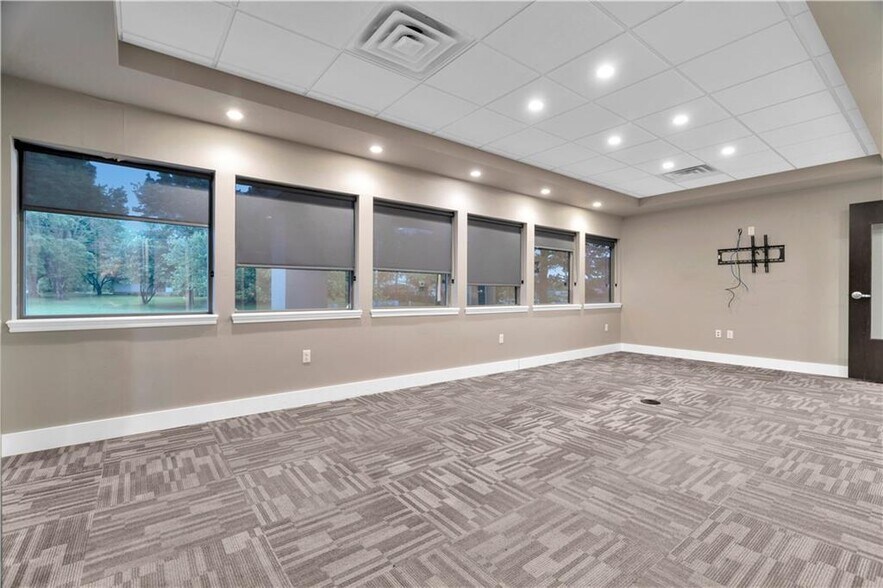 More Photos Of 1088 E Millsap Rd, Fayetteville Office For Lease