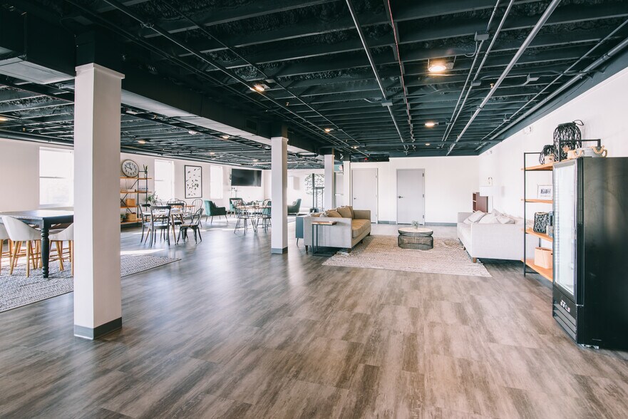 More Photos Of 401 Bolivar St, Denton Office For Sale