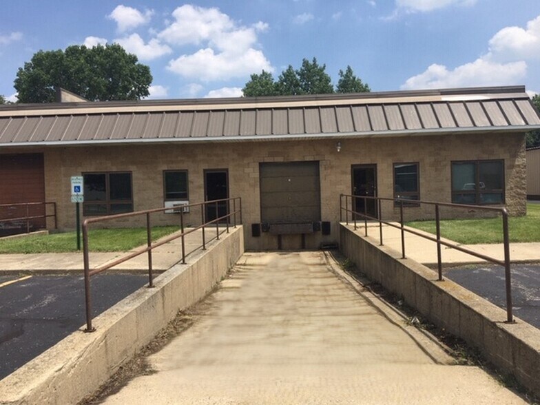 More Photos Of 455-457 S Dartmoor Dr, Crystal Lk, Crystal Lake Warehouse For Sale