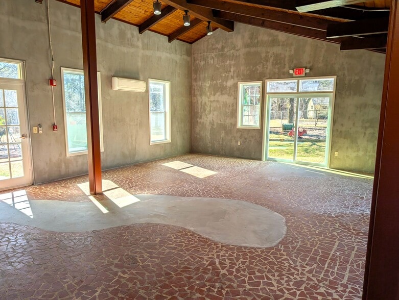 More Photos Of 395 Russell Dr, Smyrna Daycare Center For Lease