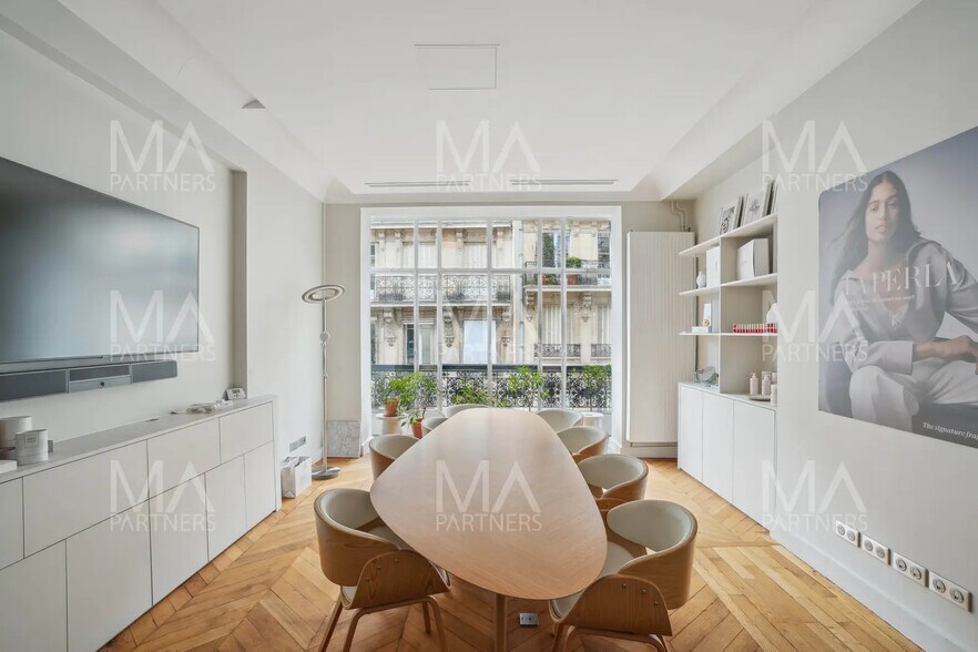 More Photos Of 14 Rue Clément Marot, Paris Office For Sale