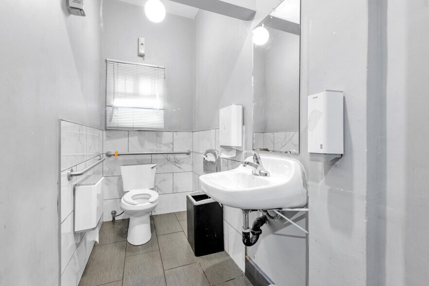 More Photos Of 7214 Sepulveda Blvd, Van Nuys Bar For Sale