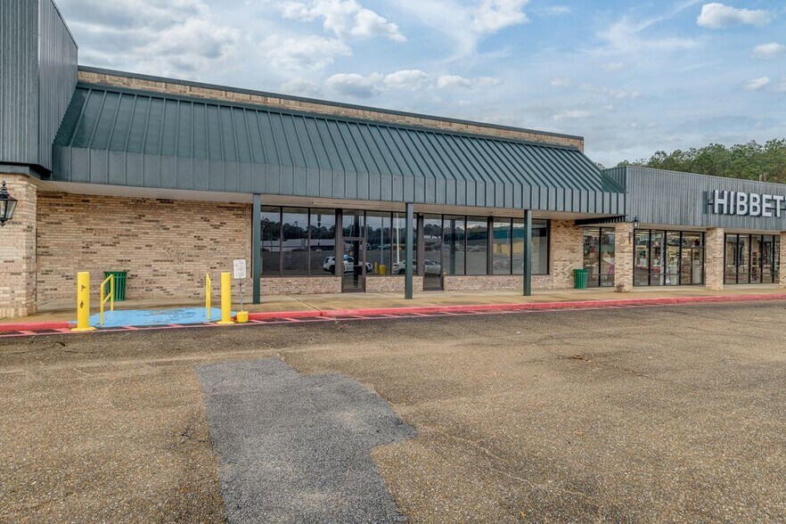 More Photos Of 2031 E Madison Ave, Bastrop General Retail For Lease