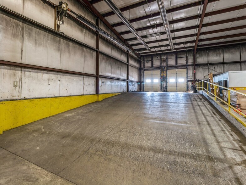 More Photos Of 11261 US Highway 69, Story City Warehouse For Lease