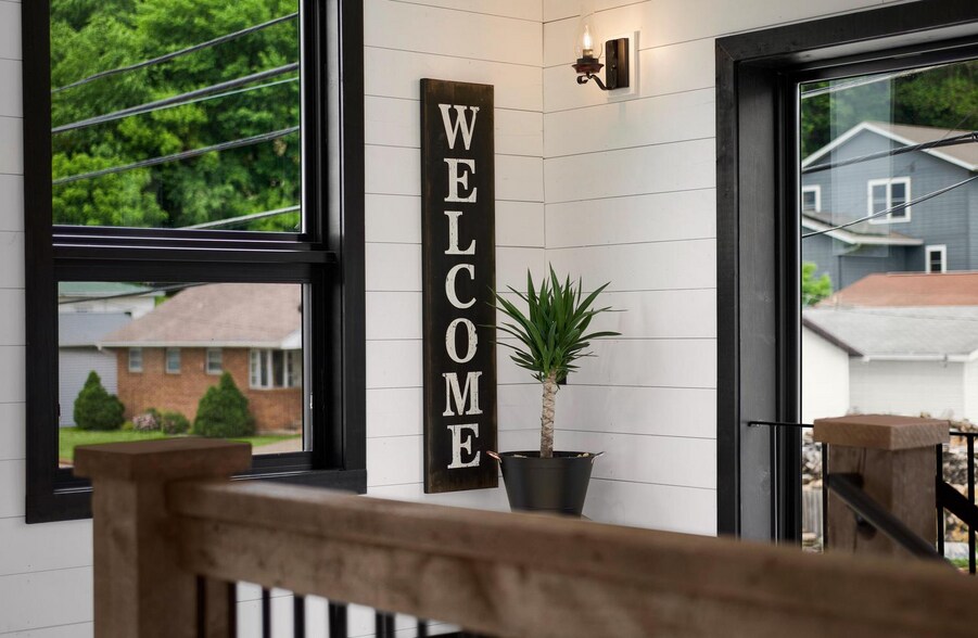 More Photos Of 115 N Shore Dr, Fountain City Restaurant For Sale