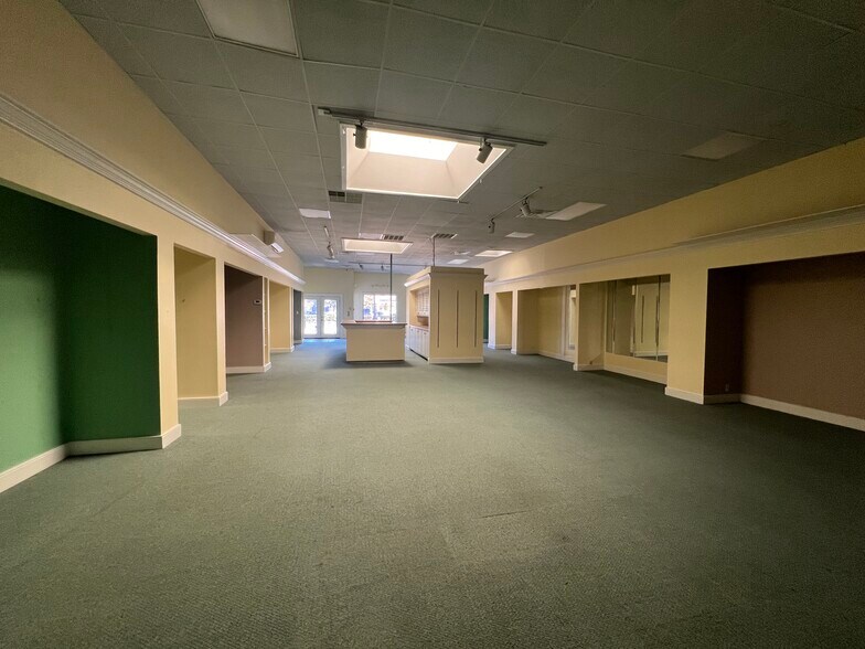 More Photos Of 600-698 E Arlington Blvd, Greenville Unknown For Lease