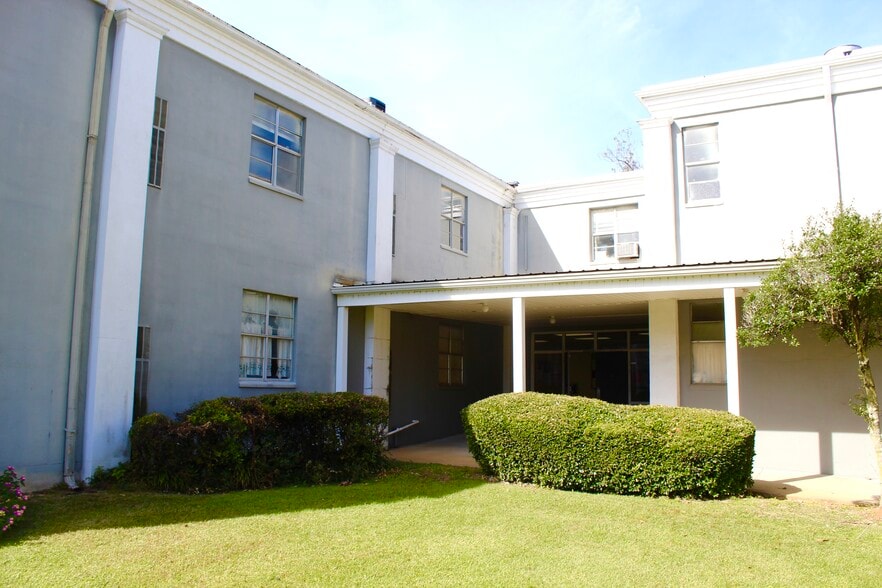 More Photos Of 2005 N Country Club Dr, Montgomery Schools For Sale