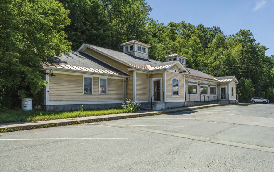 More Photos Of 626 Broad St, Lyndonville Freestanding For Sale