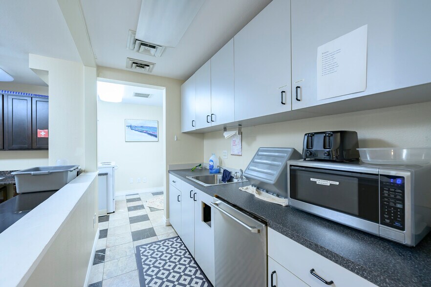 More Photos Of 504 Villa Rd, Newberg Medical For Sale