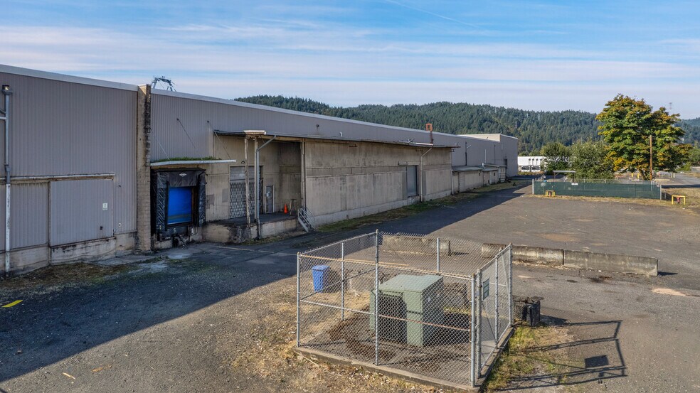 More Photos Of 9930 N Burgard Way, Portland Warehouse For Sale
