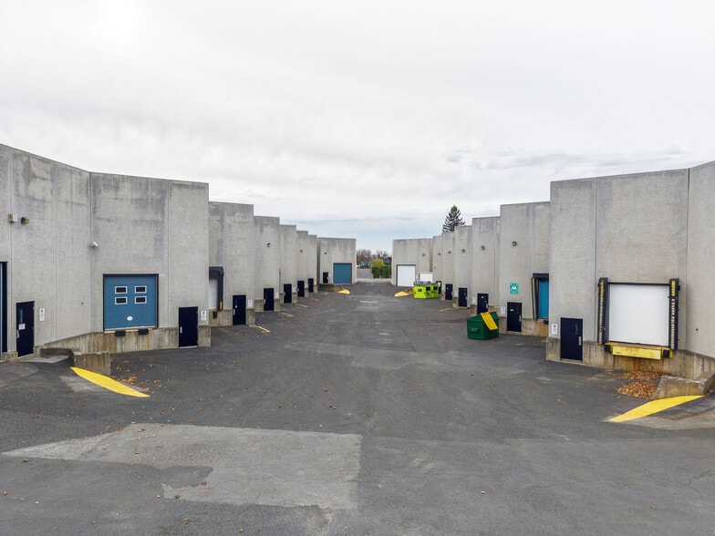 More Photos Of 2156-2168 Rue de la Province, Longueuil Light Distribution For Lease