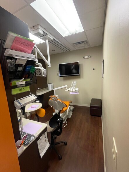 More Photos Of 10212-10214 Sawmill Pky, Powell Office For Sale