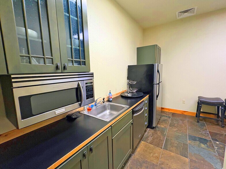 More Photos Of 398 S 9th St, Boise General Retail For Lease