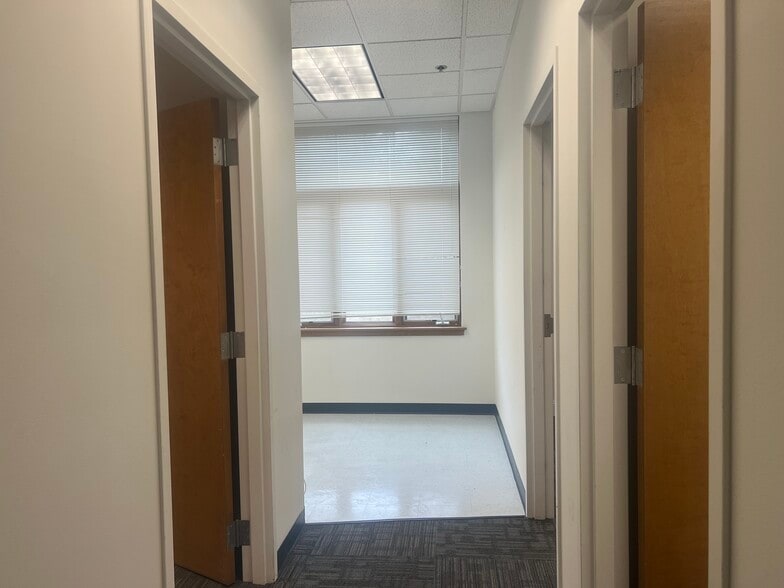 More Photos Of 300 Creek View Rd, Newark Office For Lease
