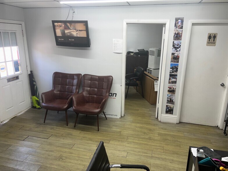More Photos Of 924 NE 4th Ave, Fort Lauderdale Auto Dealership For Lease