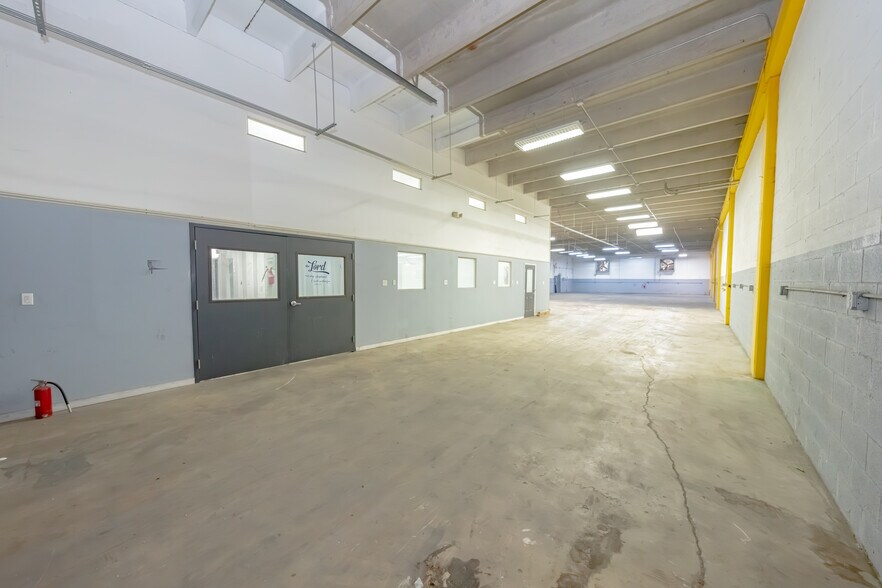 More Photos Of 2335-2337 NW 149th St, Opa Locka Warehouse For Lease