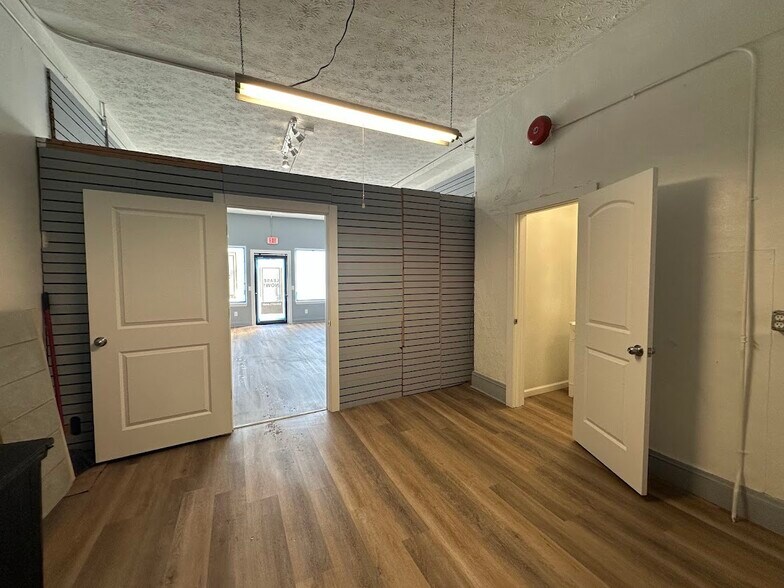 More Photos Of 560-562 E 200th St, Cleveland Storefront Retail Residential For Lease