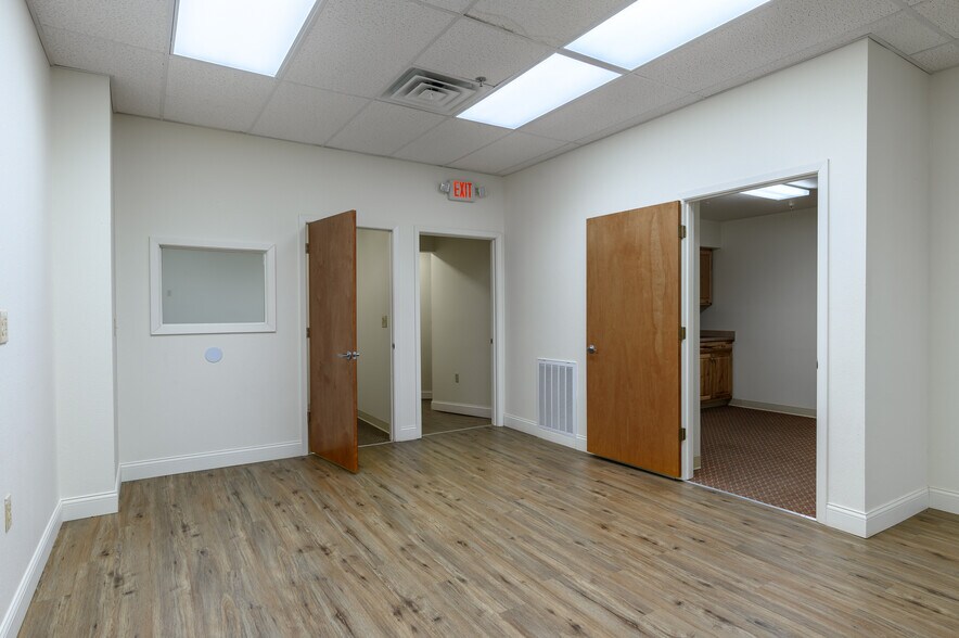 More Photos Of 714 W Chestnut St, Denison Storefront Retail Office For Lease