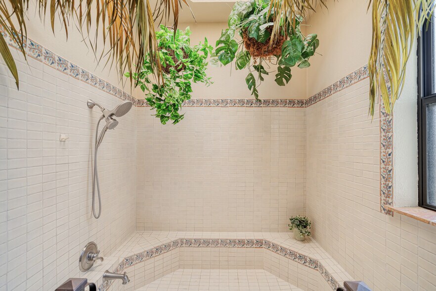 More Photos Of 505 Gilchrist Ln, Del Rio Specialty For Sale