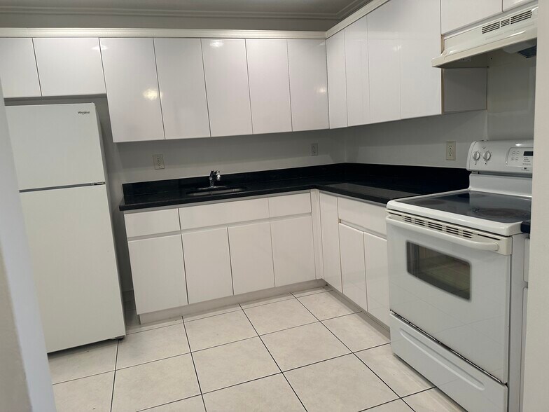 More Photos Of 724 NE 4th St, Hallandale Beach Apartments For Sale