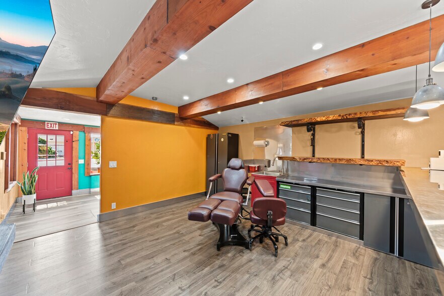 More Photos Of 1637 Del Monte Blvd, Seaside Storefront For Sale