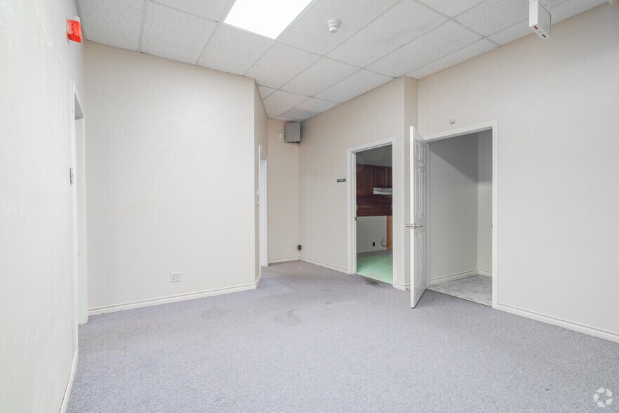 More Photos Of 1400-1460 Sidney Baker St, Kerrville Office For Lease