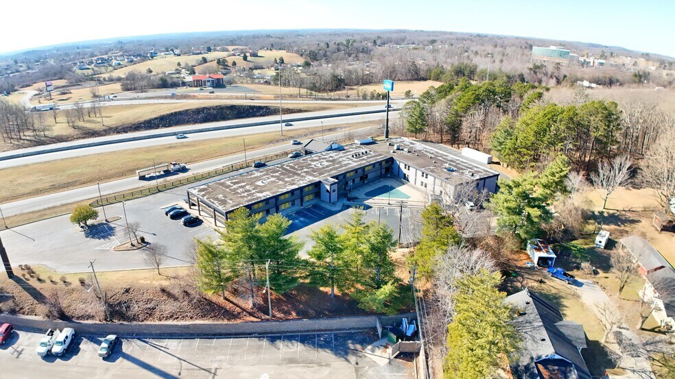 More Photos Of 2075 Highway 192 W, London Hotel For Sale