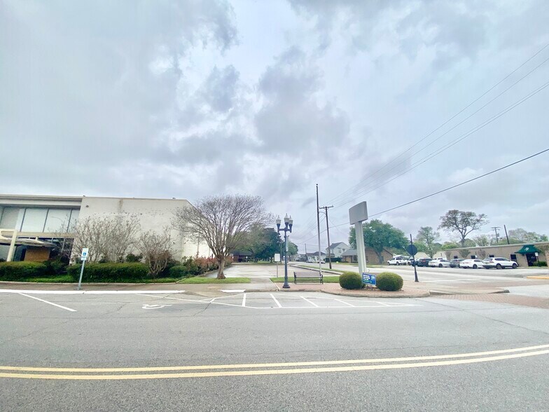 More Photos Of 1308 Boston Ave, Nederland Bank For Sale