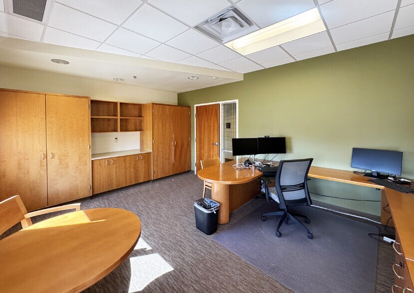 More Photos Of 5651 Balloon Fiesta Pky NE, Albuquerque Office For Lease