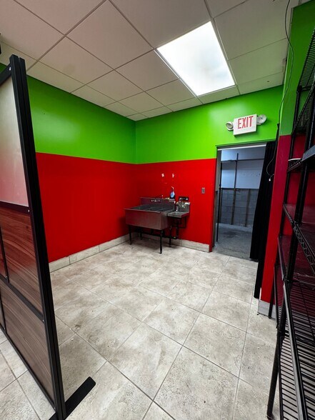 More Photos Of 19-23 N Blvd Of Presidents, Sarasota Storefront For Lease