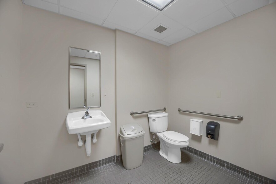 More Photos Of 21 Laurel Ave, Cornwall Medical For Lease