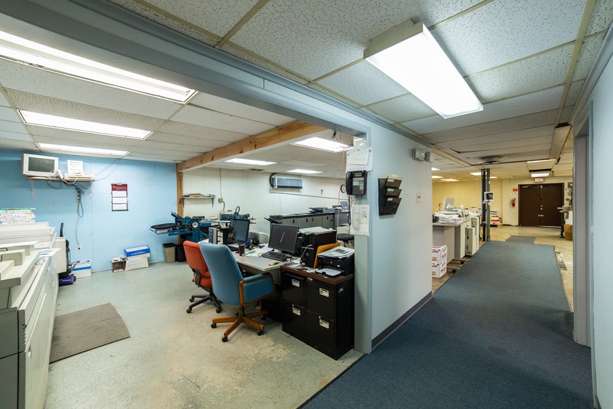 More Photos Of 1300 Industrial Blvd, Southampton Light Distribution For Sale