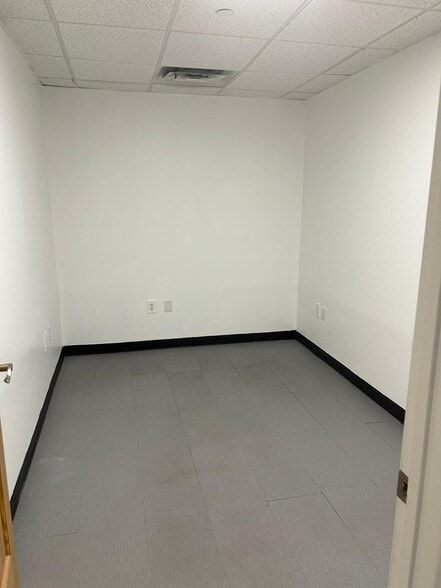 More Photos Of 5414 74th St, Elmhurst Coworking Space