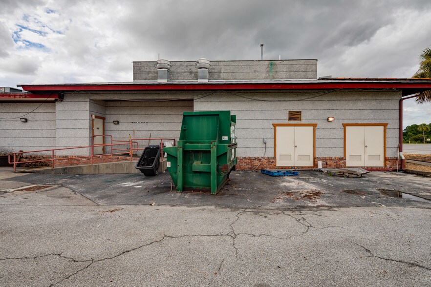 More Photos Of 702 Mall Blvd, Brunswick Supermarket For Sale