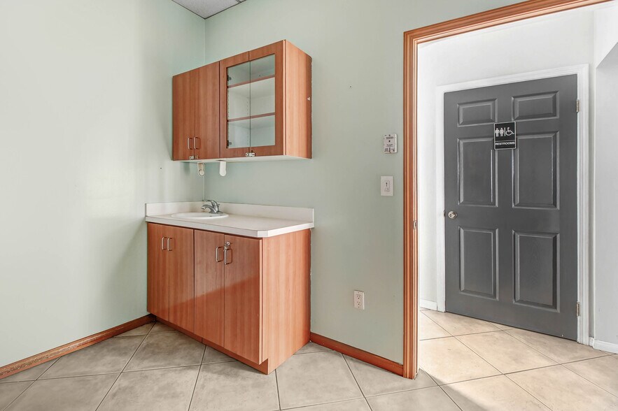 More Photos Of 147-153 N San Fernando Blvd, Burbank Storefront For Lease