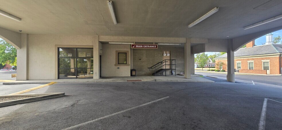 More Photos Of 916-920 W Market St, Lima Medical For Lease