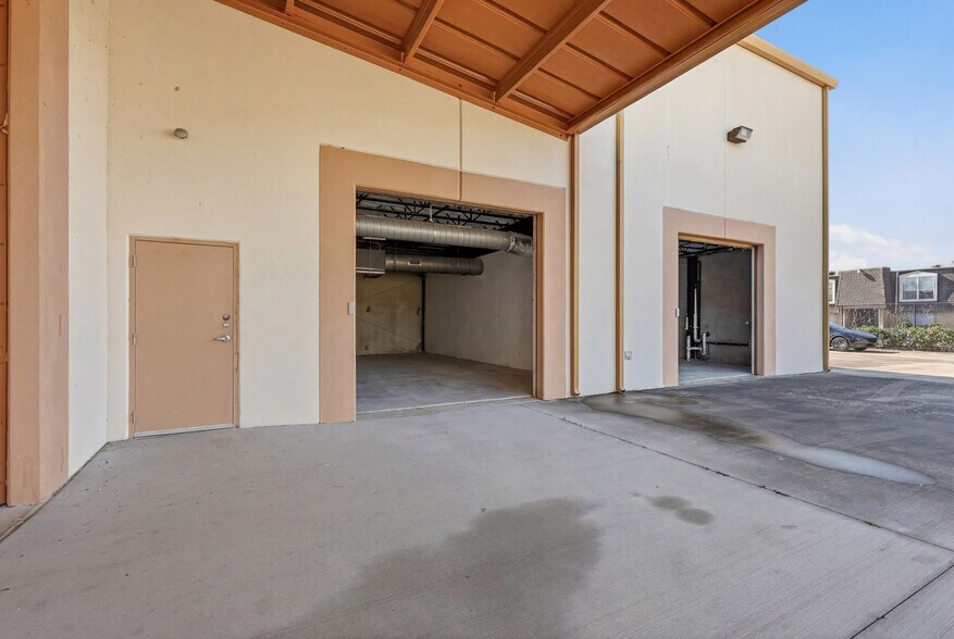 More Photos Of 6305 Beverlyhill St, Houston Warehouse For Sale