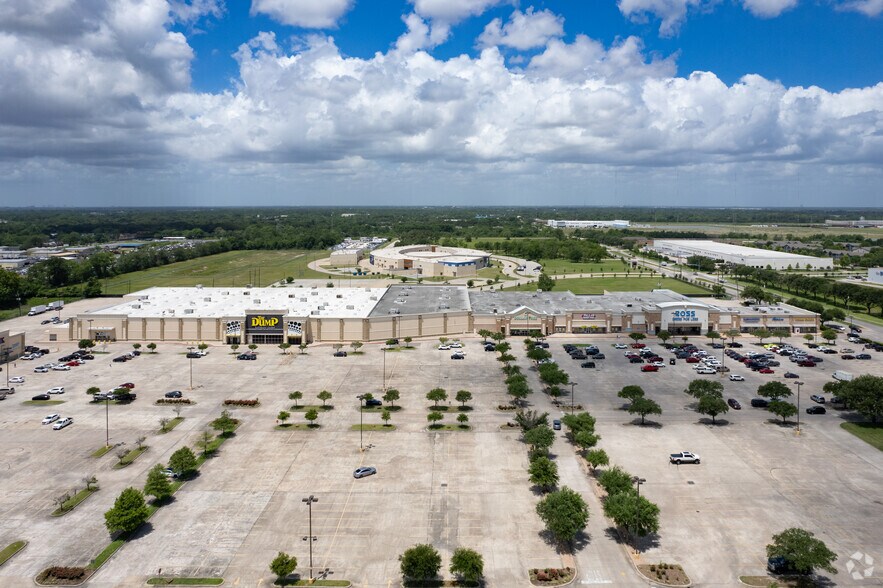 More Photos Of 10241 N I-45, Houston Unknown For Lease