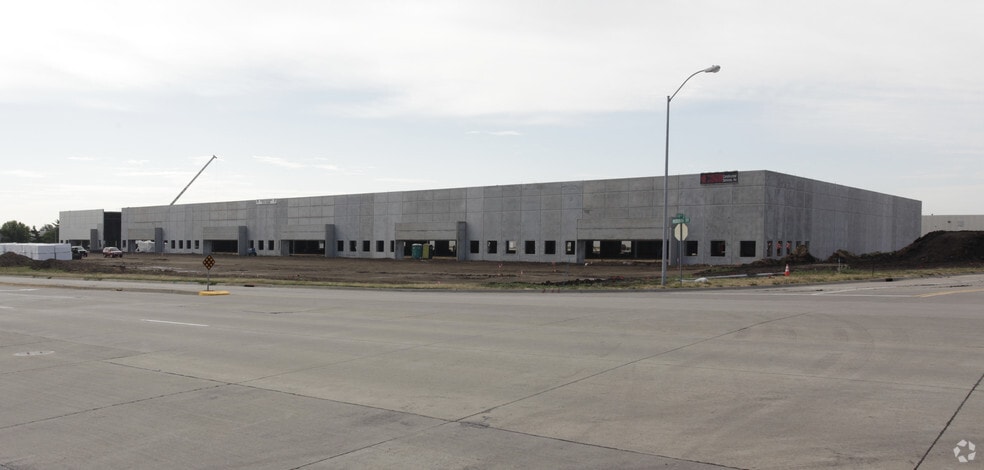 More Photos Of 11300-11398 Meredith Dr, Urbandale Warehouse For Lease