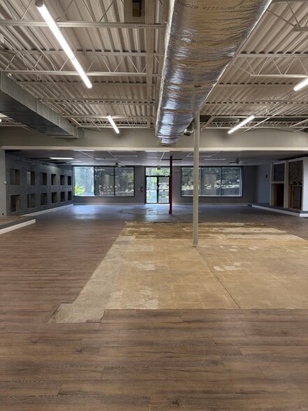 More Photos Of 571 Broad St, New London Freestanding For Lease